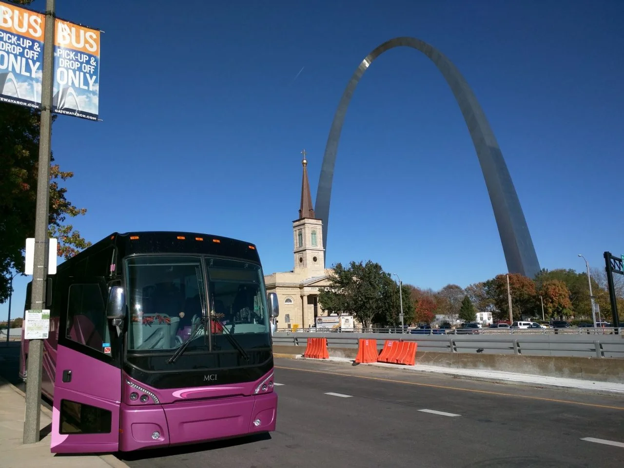 Nagel Coach with St. Louis Gateway Arch in background